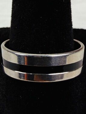Beautiful unisex, Silvertone and Black size 10 band ring